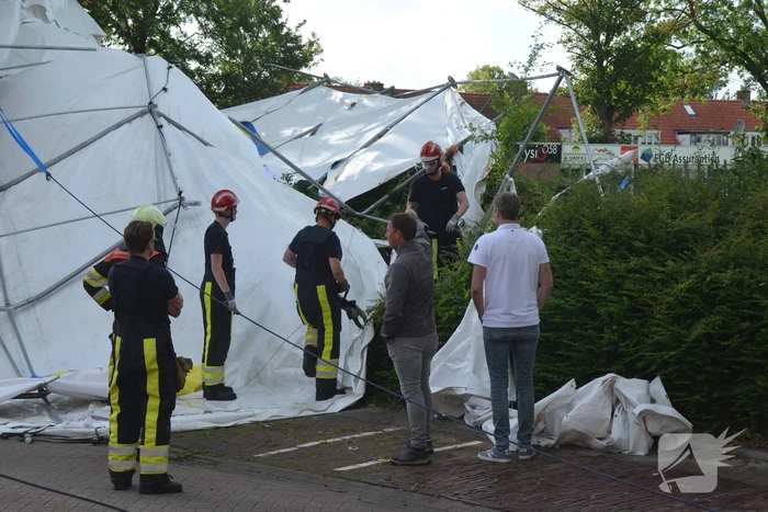 Grote tent waait de weg op