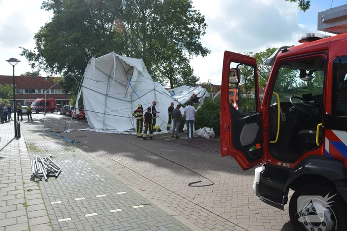 Grote tent waait de weg op