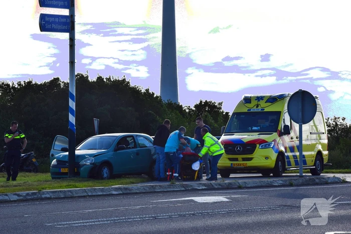 Automobilist botst tegen verkeerspaal