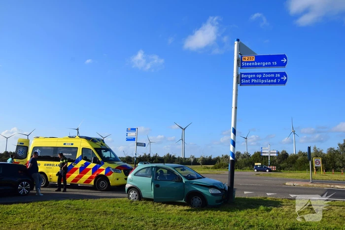 Automobilist botst tegen verkeerspaal