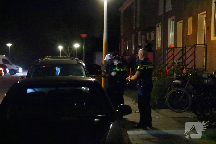 Man gewond na messteek in been