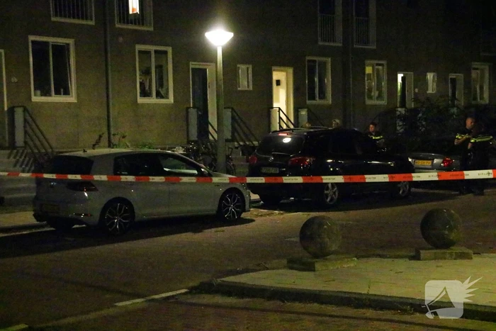 Man gewond na messteek in been