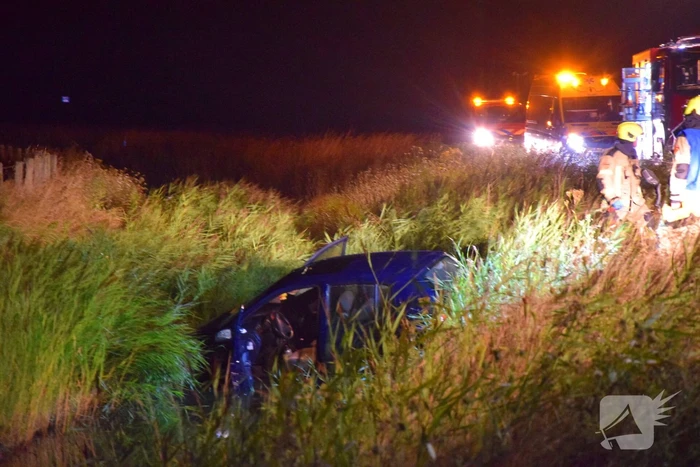 Inzittenden vluchten na te water raken met auto