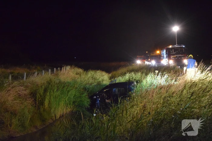 Inzittenden vluchten na te water raken met auto