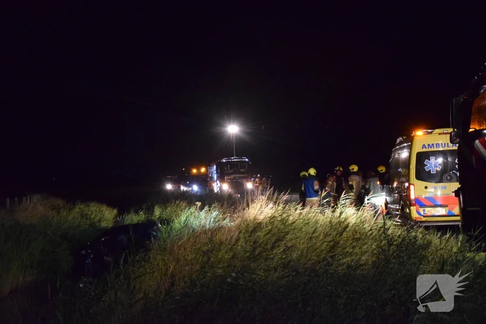 Inzittenden vluchten na te water raken met auto