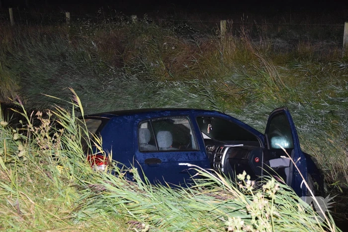 Inzittenden vluchten na te water raken met auto