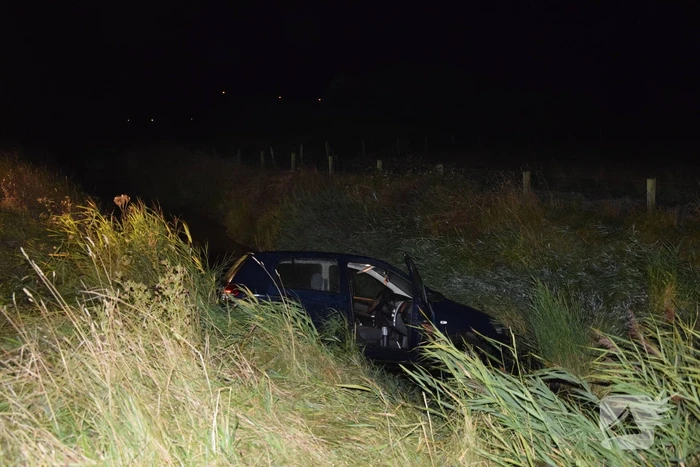 Inzittenden vluchten na te water raken met auto