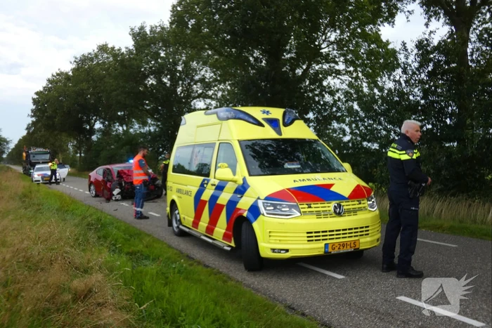 Auto in de kreukels na flinke klap tegen boom
