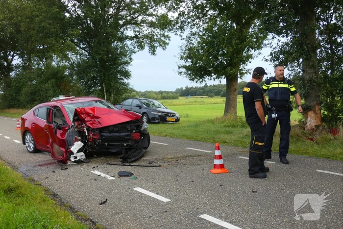 Auto in de kreukels na flinke klap tegen boom
