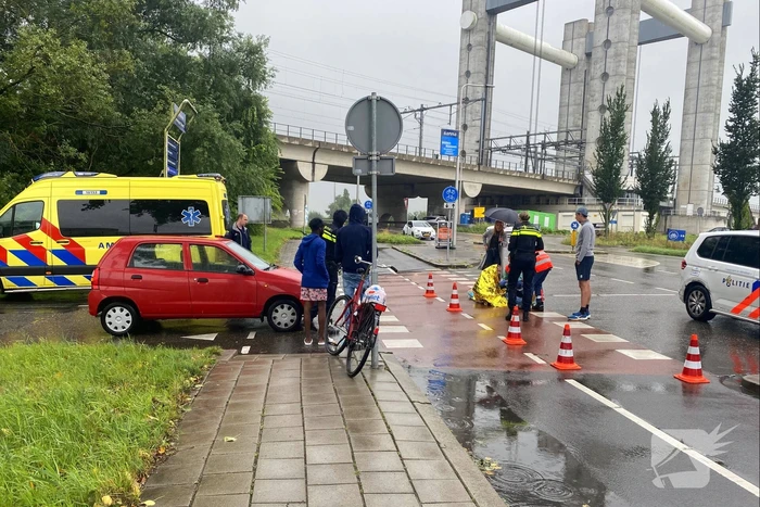 Automobilist ziet fietsster over het hoofd