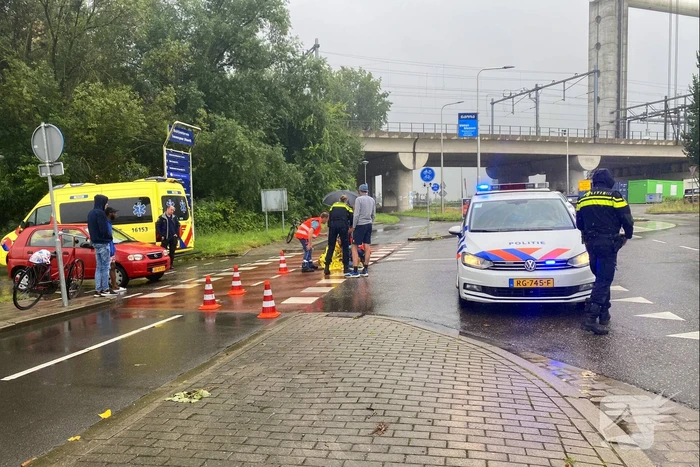 Automobilist ziet fietsster over het hoofd