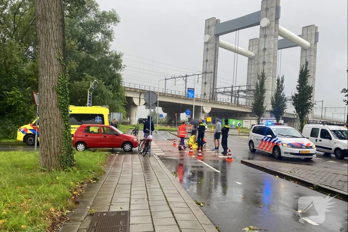 Automobilist ziet fietsster over het hoofd