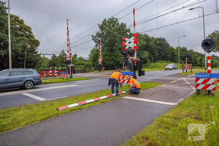 Kraanwagen rijdt spoorboom aan diggelen
