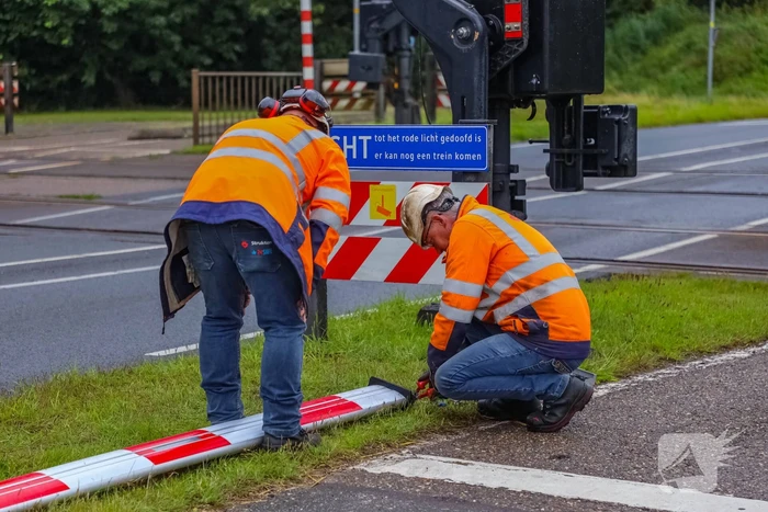 Kraanwagen rijdt spoorboom aan diggelen