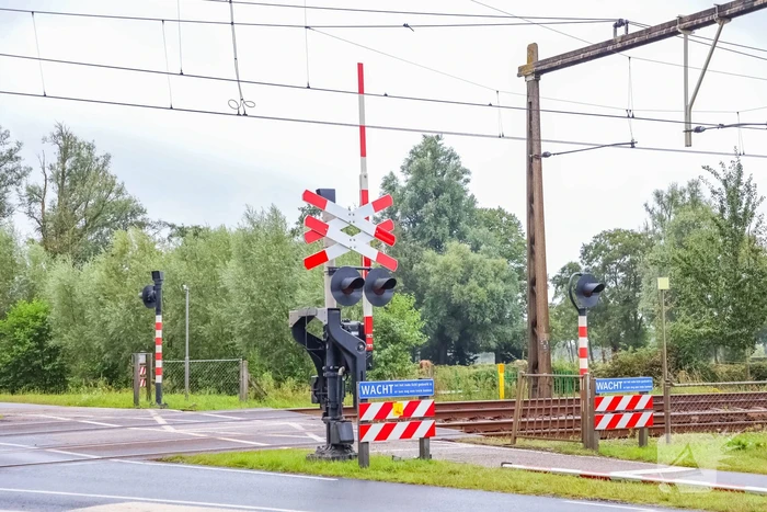 Kraanwagen rijdt spoorboom aan diggelen
