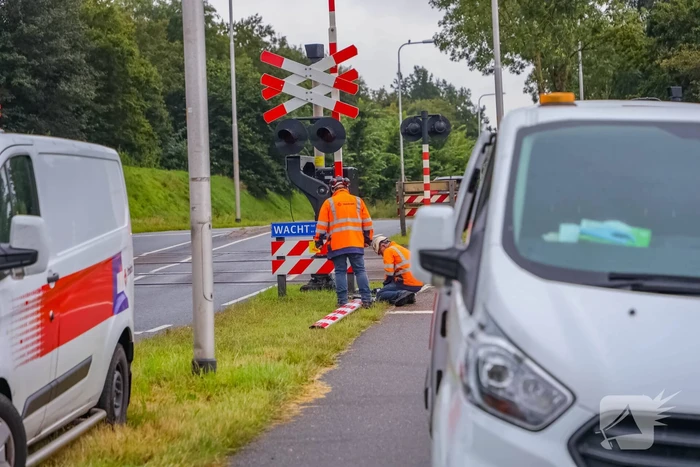 Kraanwagen rijdt spoorboom aan diggelen