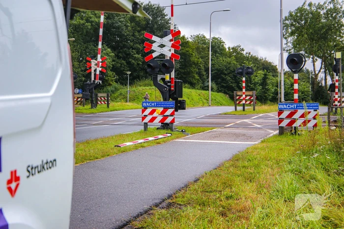 Kraanwagen rijdt spoorboom aan diggelen