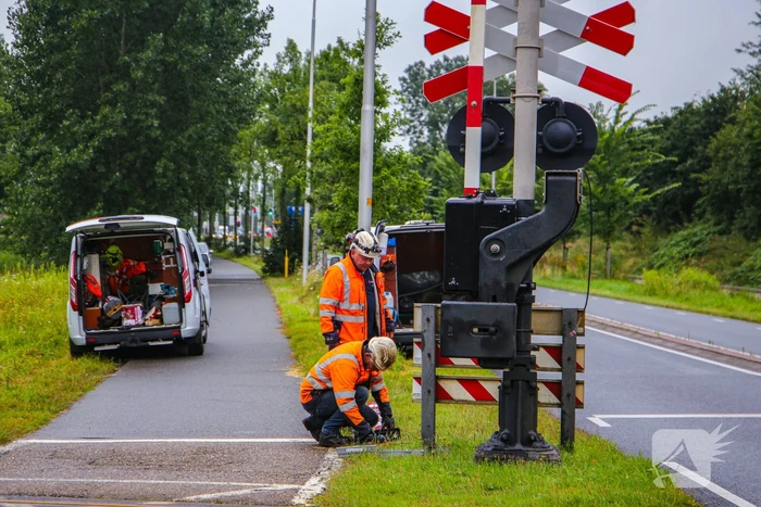 Kraanwagen rijdt spoorboom aan diggelen