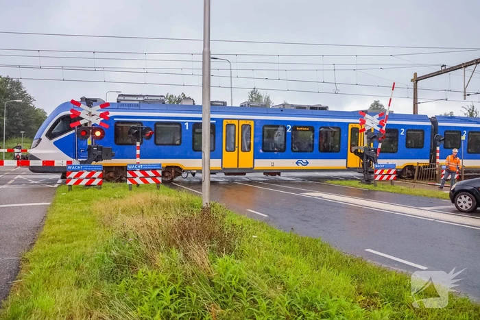 Kraanwagen rijdt spoorboom aan diggelen