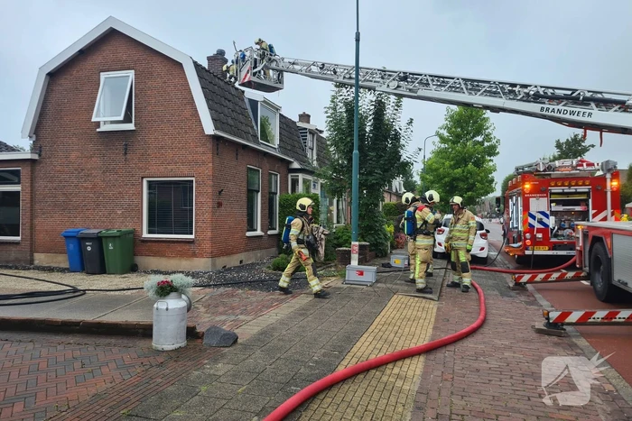 Weg tijdelijk afgesloten door schoorsteenbrand