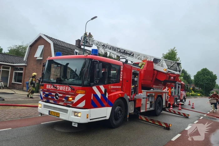 Weg tijdelijk afgesloten door schoorsteenbrand