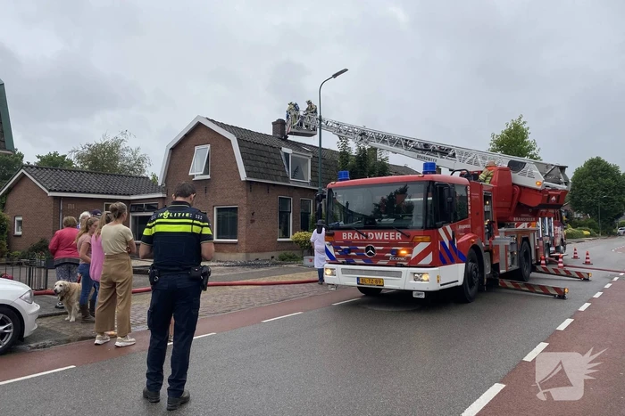 Weg tijdelijk afgesloten door schoorsteenbrand