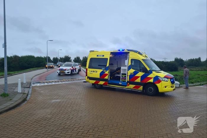 Scooterrijder ernstig gewond na val tegen betonblok