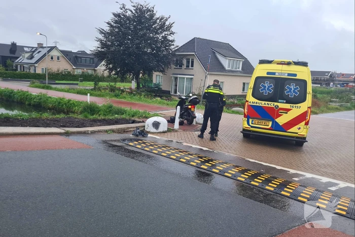 Scooterrijder ernstig gewond na val tegen betonblok