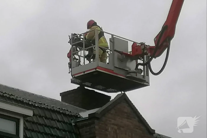 Brandweer blust schoorsteenbrand