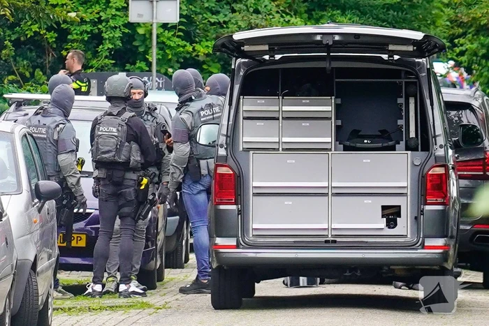 Arrestatieteam bereid inval in woning voor