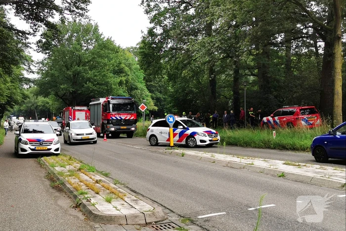 Brommobiel op zijn kant persoon bekneld