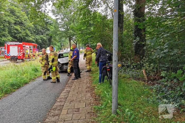 Brommobiel op zijn kant persoon bekneld