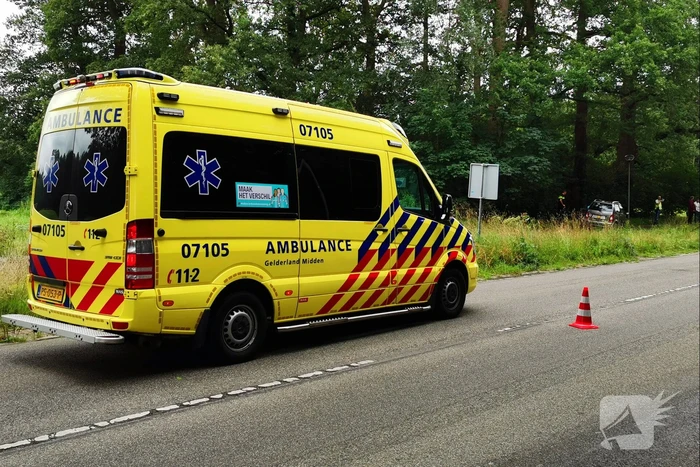 Brommobiel op zijn kant persoon bekneld
