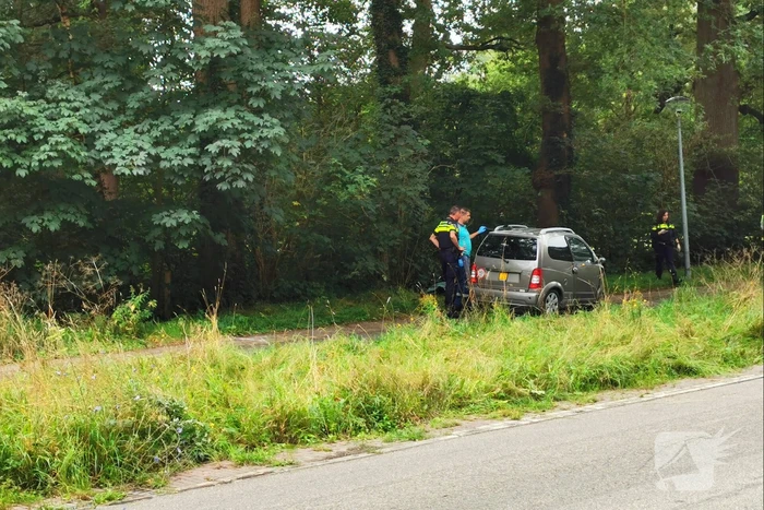 Brommobiel op zijn kant persoon bekneld