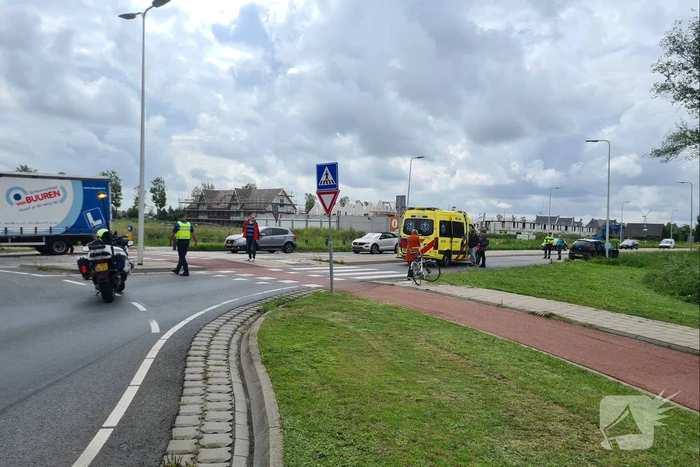 Auto botst op overstekende fietser