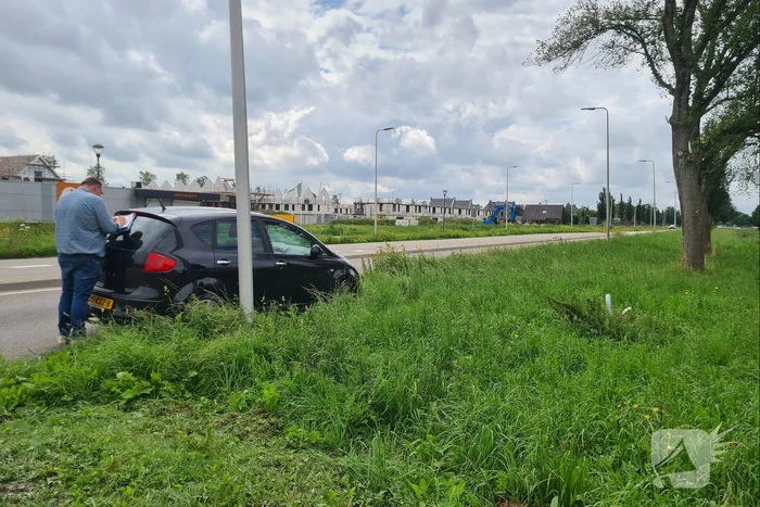 Auto botst op overstekende fietser
