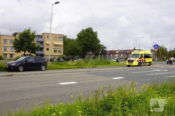 Auto botst op overstekende fietser