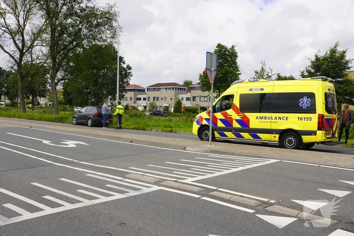 Auto botst op overstekende fietser