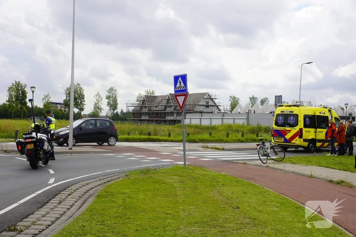 Auto botst op overstekende fietser
