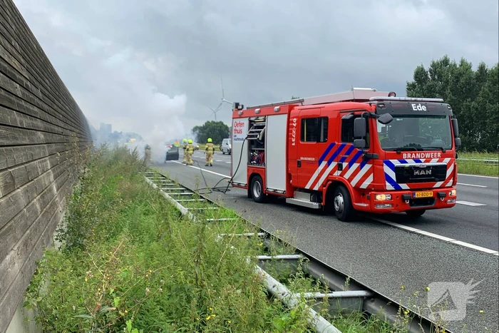 Auto vat vlam op snelweg