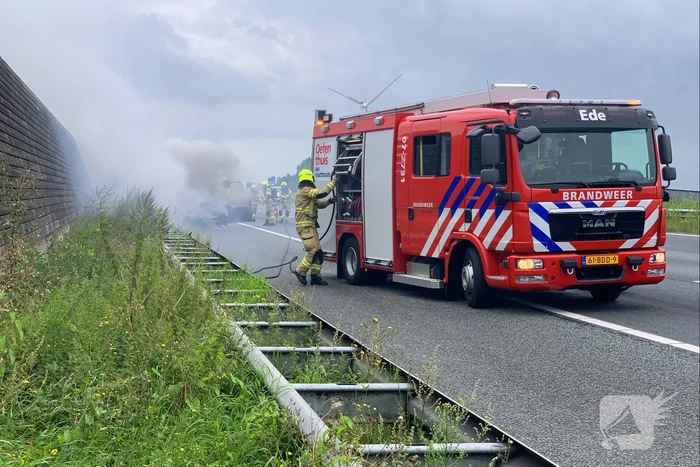 Auto vat vlam op snelweg