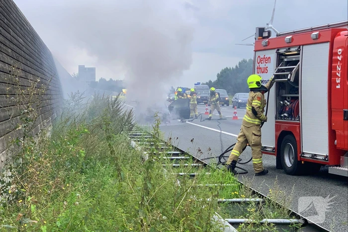 Auto vat vlam op snelweg