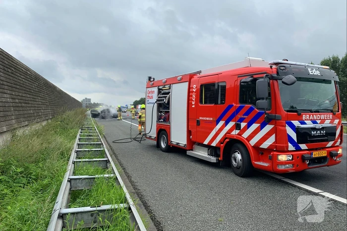 Auto vat vlam op snelweg