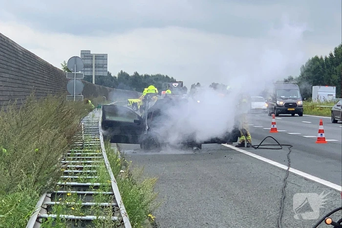 Auto vat vlam op snelweg