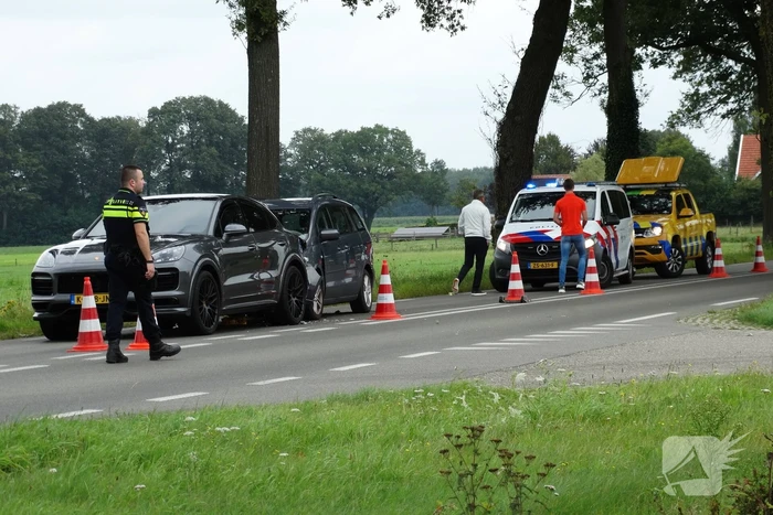 Twee auto's betrokken bij kop-staart botsing