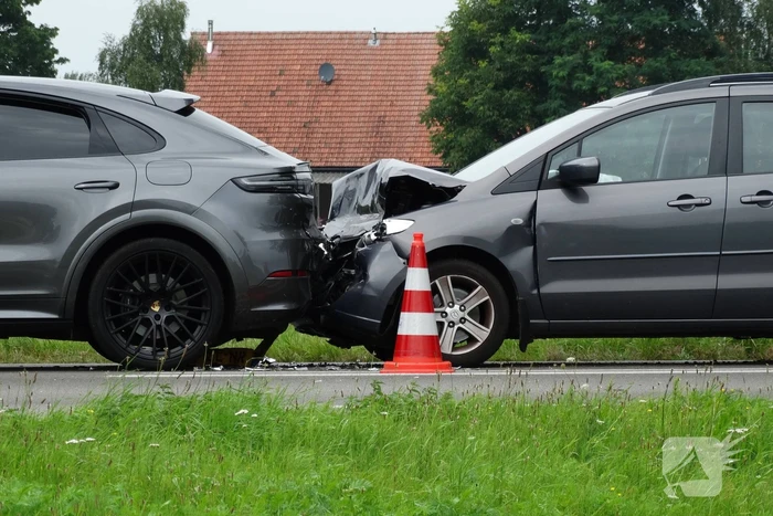 Twee auto's betrokken bij kop-staart botsing
