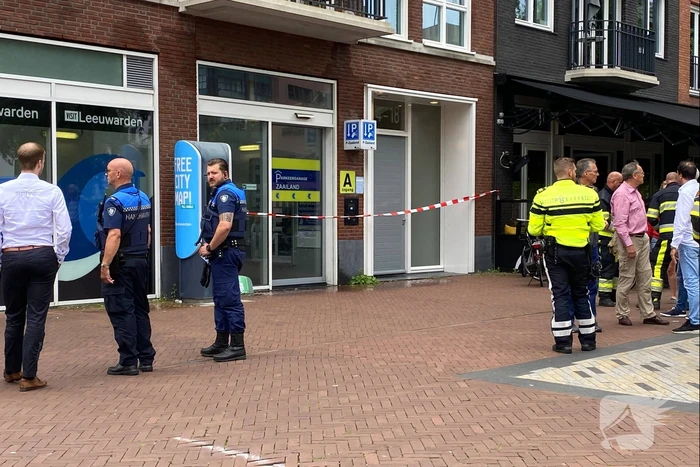 Water stroomt aan alle kanten uit appartementencomplex