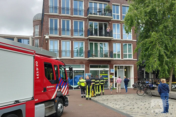 Water stroomt aan alle kanten uit appartementencomplex