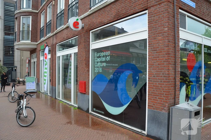 Water stroomt aan alle kanten uit appartementencomplex