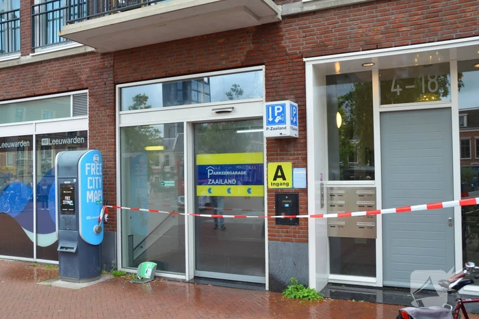 Water stroomt aan alle kanten uit appartementencomplex